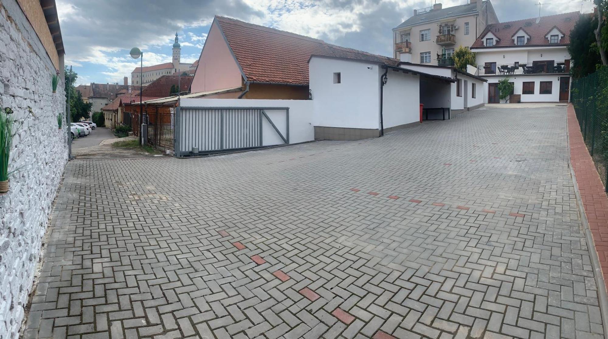 Отель Nicolsburg Микулов Экстерьер фото