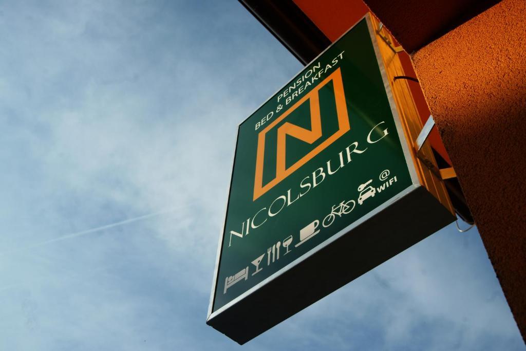 Отель Nicolsburg Микулов Экстерьер фото