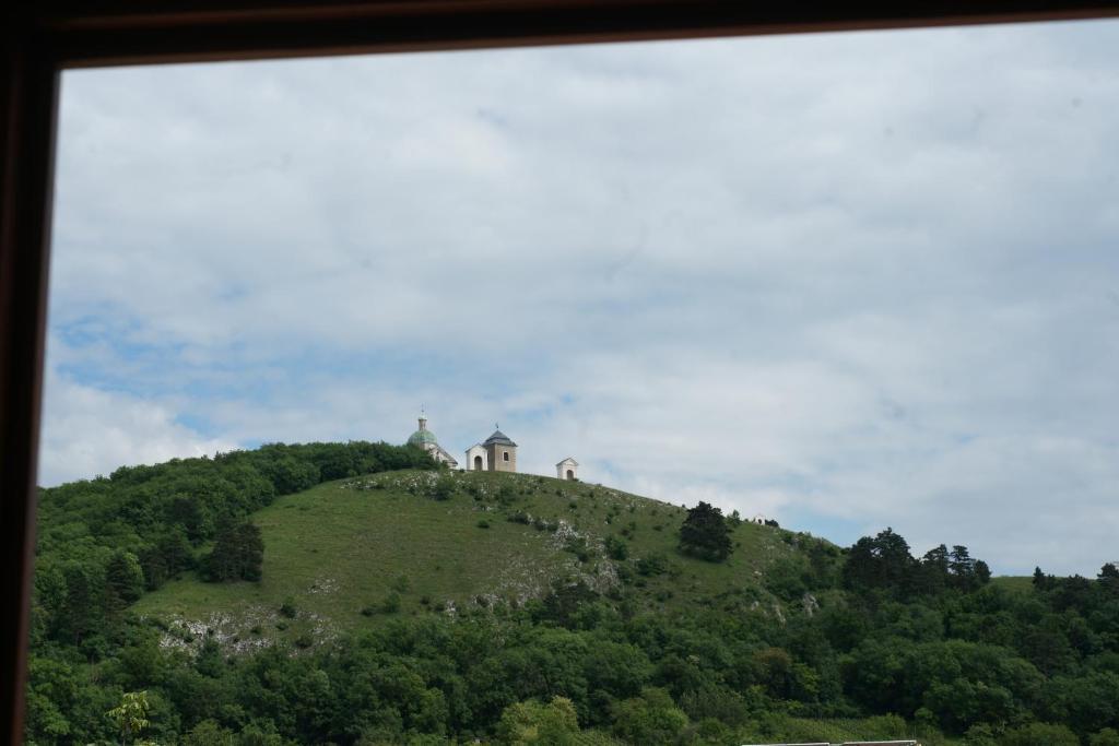 Отель Nicolsburg Микулов Экстерьер фото