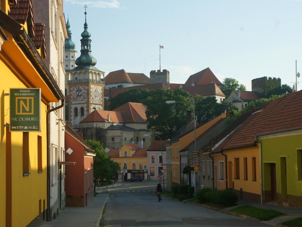 Отель Nicolsburg Микулов Экстерьер фото